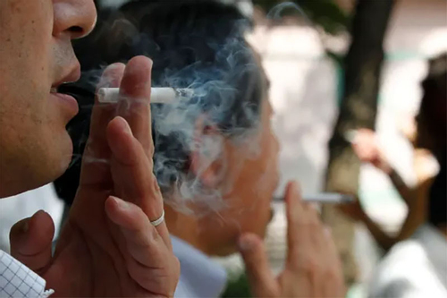 Hút thuốc trong giờ làm, công chức Nhật bị giảm lương, phạt tiền