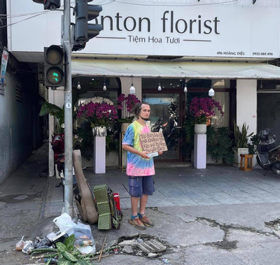 Xác minh người nước ngoài với tấm biển 'xin tiền' trên đường phố Đà Nẵng