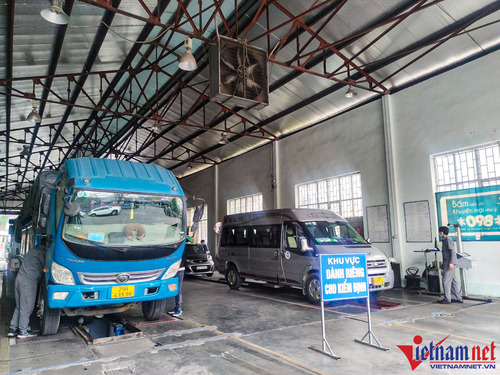 Ô tô quá hạn đăng kiểm phải thuê xe cứu hộ đưa đi kiểm định