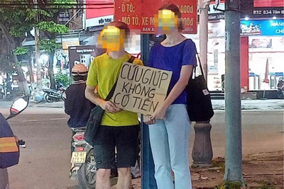 Hai người nước ngoài đứng trên đường phố Đà Nẵng xin 'cứu giúp'