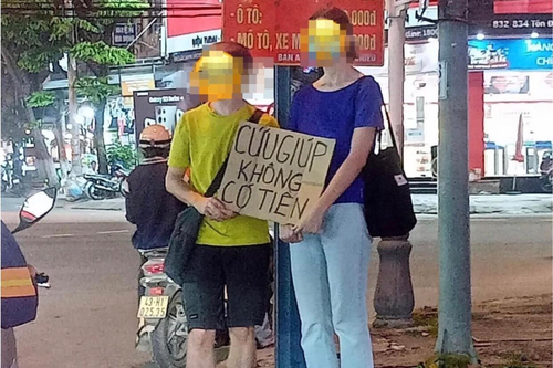 Hai người nước ngoài đứng trên đường phố Đà Nẵng xin 'cứu giúp'