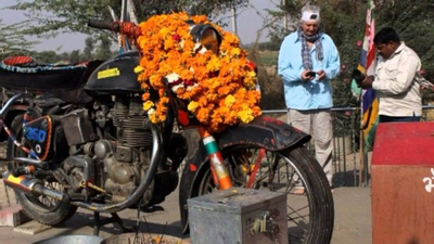 Chiếc xe máy cũ được tôn thờ như một vị thần trong ngôi đền ở Ấn Độ