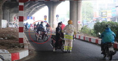 Cảnh sát Hà Nội phạt hàng trăm người điều khiển xe máy chạy ngược chiều