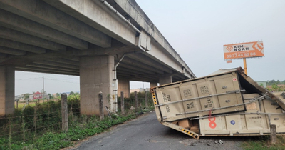 Thùng xe container rơi 15m từ cầu cao tốc TP.HCM - Trung Lương