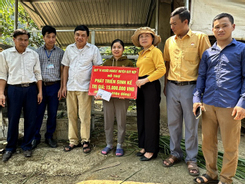 Hỗ trợ xây nhà đại đoàn kết và phát triển sản xuất cho hộ nghèo ở Quỳ Hợp (Nghệ An)