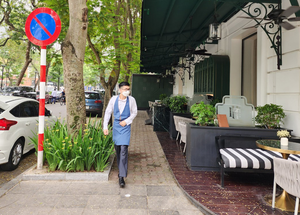 Một phần vỉa hè trên phố Lê Phụng Hiểu, phía trước khách sạn cũng được quận Hoàn Kiếm cho thuê làm dịch vụ để phục vụ du khách.