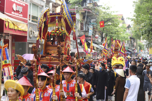 Hàng nghìn người về khai hội chùa Thầy