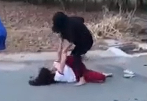 Nữ sinh bị đè xuống đất, tát liên tục vào mặt tại bãi đất trống