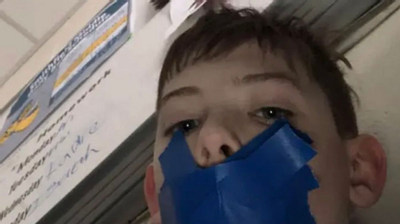 Nói chuyện nhiều, học sinh 11 tuổi ở Mỹ bị cô giáo dùng băng dính bịt miệng