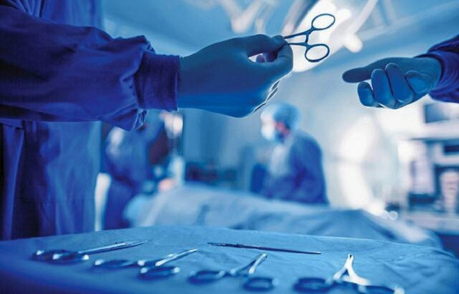 Bác sĩ bị sa thải vì nhờ lao công hỗ trợ phẫu thuật cho bệnh nhân