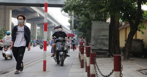 Muôn kiểu 'sáng tạo' xây trụ, dựng rào ngăn xe đi lên vỉa hè ở Hà Nội