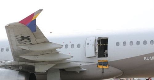 Hành khách mở cửa máy bay Hàn Quốc trên không vì ‘ngột ngạt’