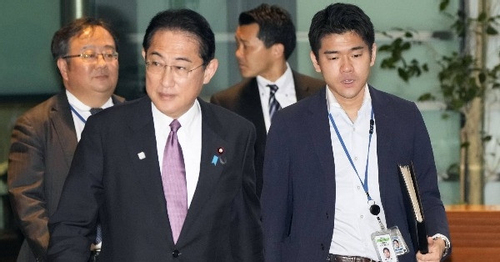 Con trai Thủ tướng Nhật Bản từ chức vì 'hành vi không phù hợp'