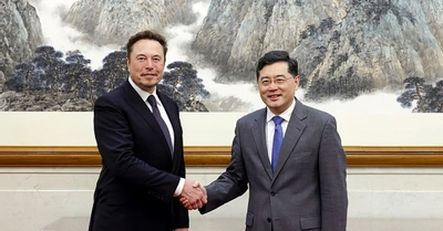 Elon Musk gặp Ngoại trưởng Trung Quốc, cổ phiếu Tesla bật tăng