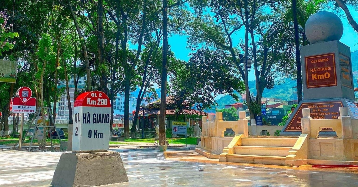 Cột mốc Km0 nổi tiếng tại Hà Giang được cắm lại sau 3 ngày nhổ bỏ