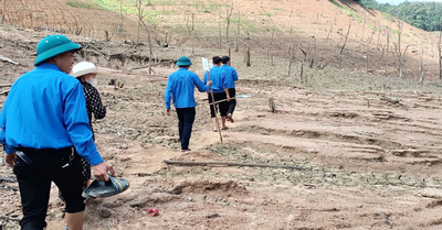 Người dân chật vật lội bùn giữa lòng hồ thủy điện lớn nhất Nghệ An