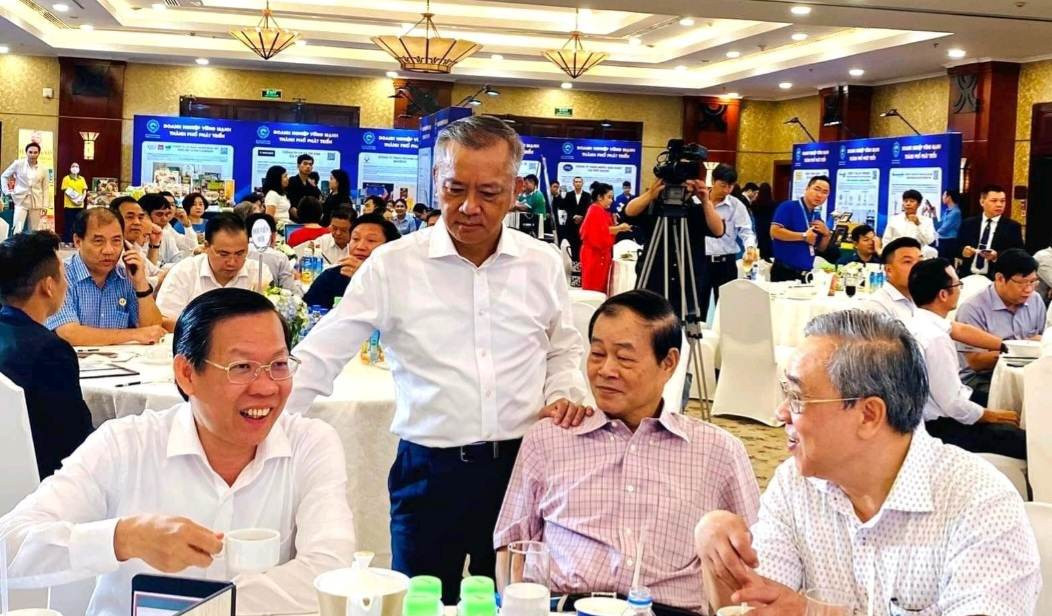 7h sáng cuối tuần, Chủ tịch TP.HCM ngồi cà phê cùng doanh nghiệp