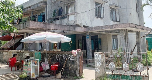 Bên trong khu nhà cũ, cả xóm cùng chia nhau mớ rau, miếng thịt