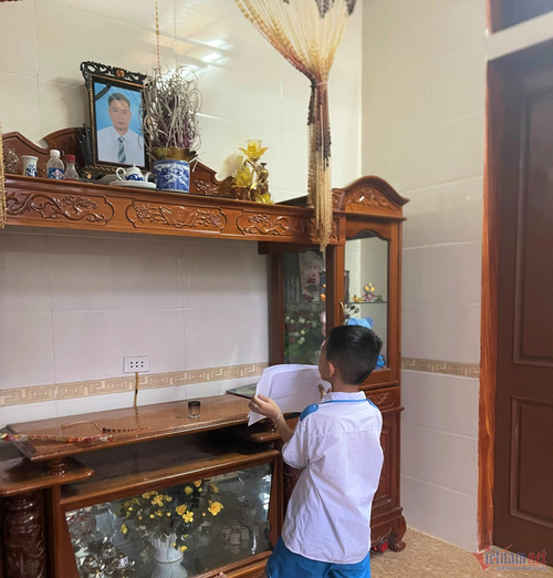 Nghẹn lòng hình ảnh cậu bé khoe giấy khen trước bàn thờ người cha đã khuất