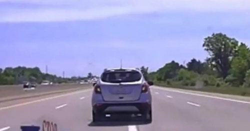 Xem cảnh sát Mỹ rượt đuổi ô tô do cậu bé 10 tuổi lái trên đường cao tốc