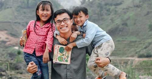 Nhiếp ảnh gia bén duyên với vùng cao, được ngàn trẻ em yêu quý