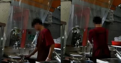 Video nhân viên nhà hàng bị bắt quả tang vắt nước giẻ lau vào nồi nước nấu mì