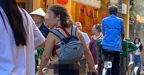 Nữ du khách mặc bikini vô tư đi dạo trong phố cổ Hội An gây bức xúc