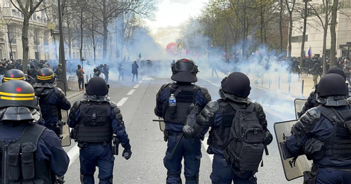 Cảnh sát Pháp bắt hơn 300 người trong đêm, ngăn người dân tụ tập ở Khải Hoàn Môn