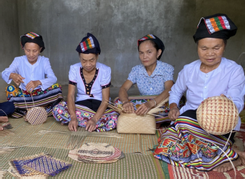 Người bảo tồn văn hoá và phát triển nghề truyền thống giúp dân thoát nghèo