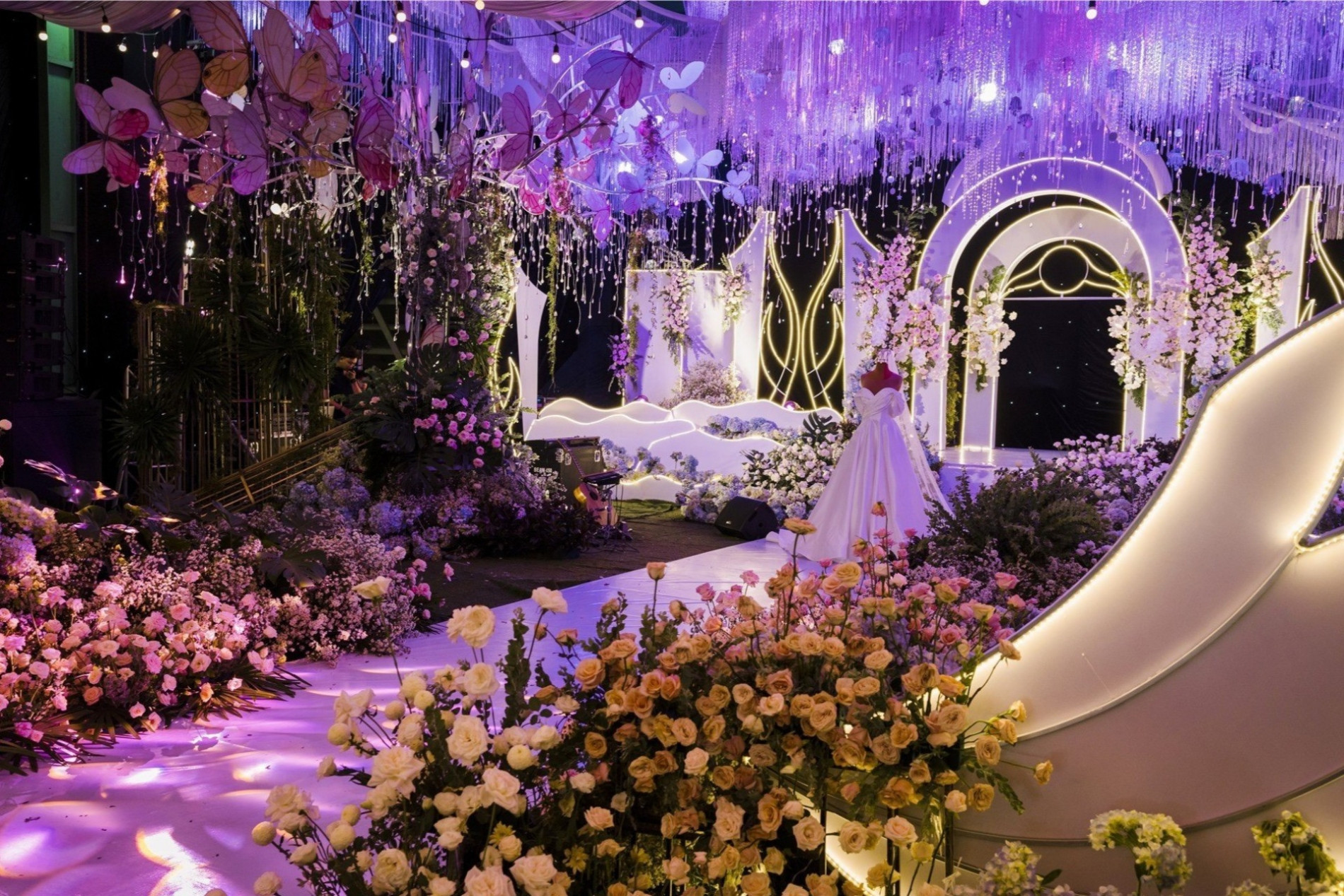 anh 1 trang tri tiec cuoi.jpg