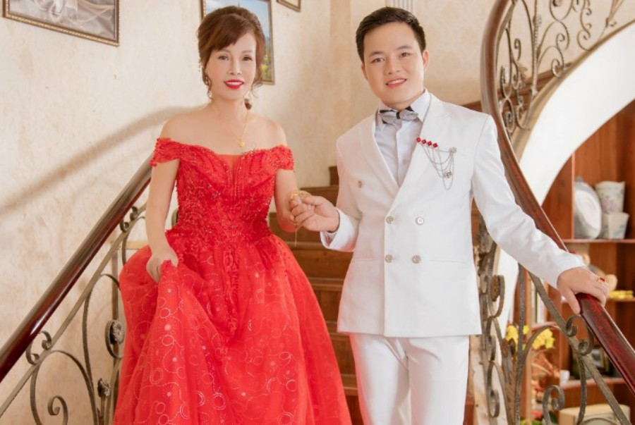 anh 2 vo chong thu sao.jpg