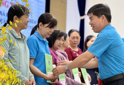TP Hồ Chí Minh tặng sổ bảo hiểm xã hội, thẻ bảo hiểm y tế cho người nghèo