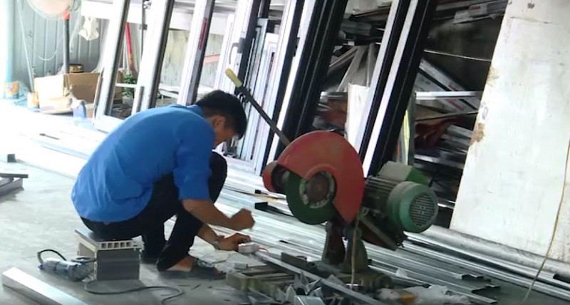Xưởng sản xuất nhôm kính của anh Lê Thanh Long. .jpg