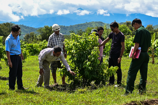 Kết nghĩa buôn thôn giúp đồng bào dân tộc thiểu số giảm nghèo bền vững