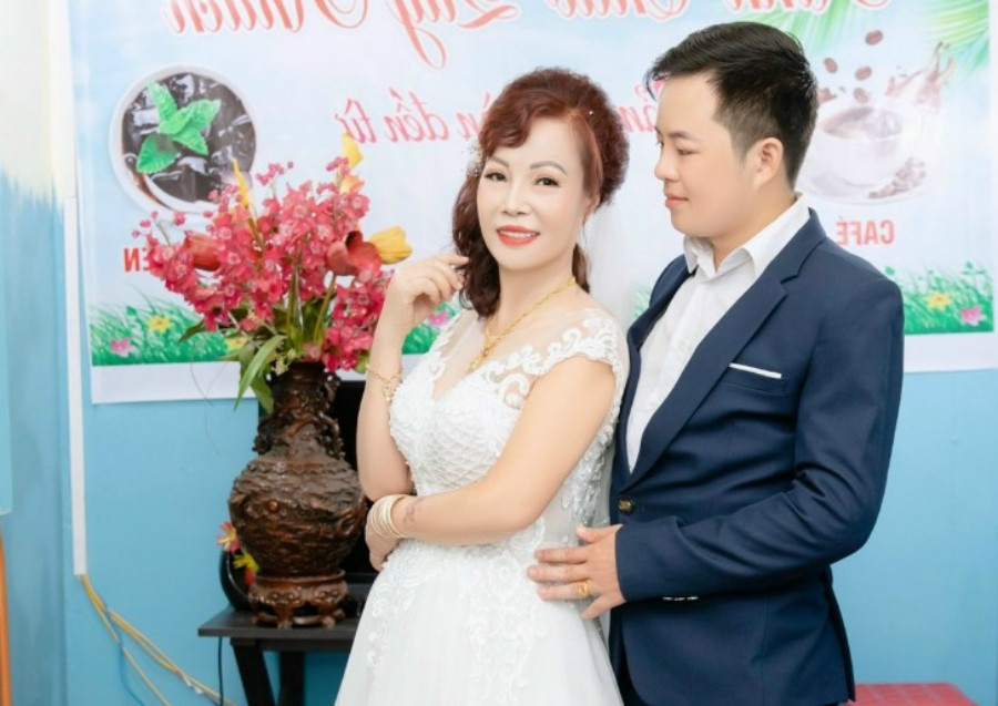 anh 2 vo chong thu sao.jpg