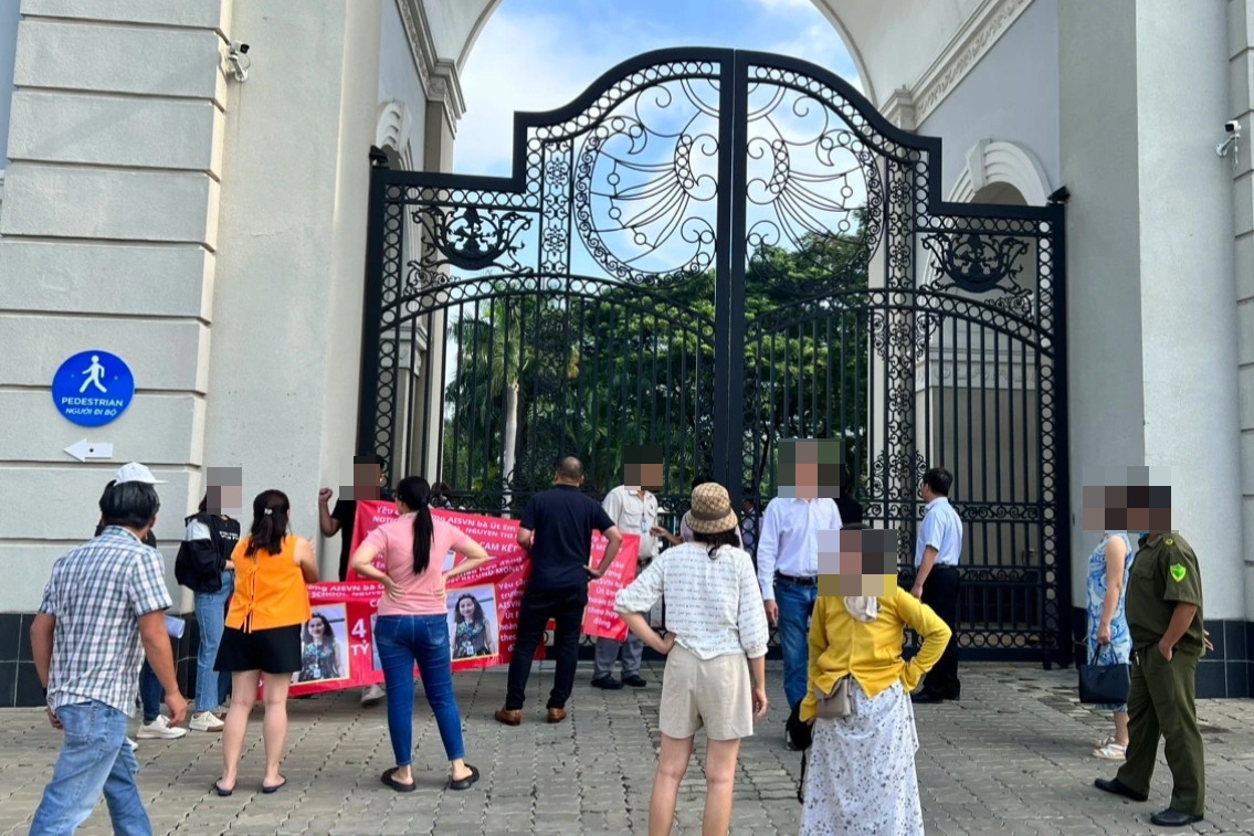 phu huynh cang bang ron doi no chu truong quoc te co hoc phi hon 700 trieu dong 522.jpg