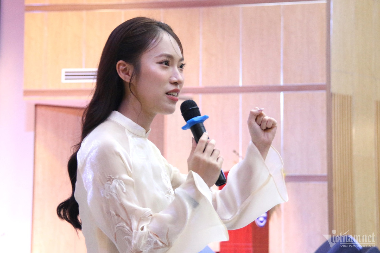 W-mc-khanh-vy-1.jpg