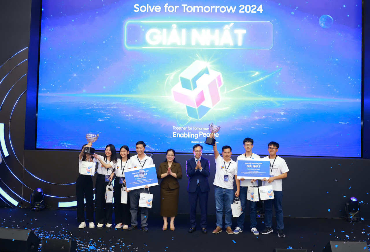 Phần trao giải cho hai đội thi đạt Giải nhất chung kết cuộc thi Solve for Tomorrow 2024.jpg