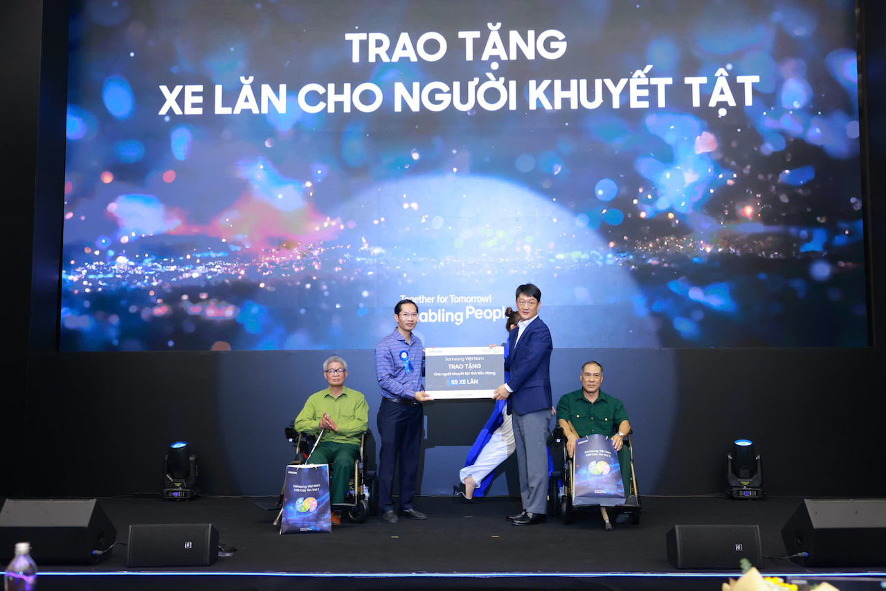 Phần trao tặng xe lăn cho đại diện người khuyết tật tại sự kiện.jpg