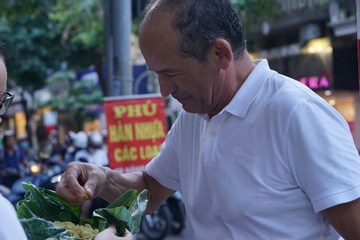 Khách nước ngoài 'đổ' về làng Vòng thưởng thức đặc sản nức tiếng mùa thu Hà Nội