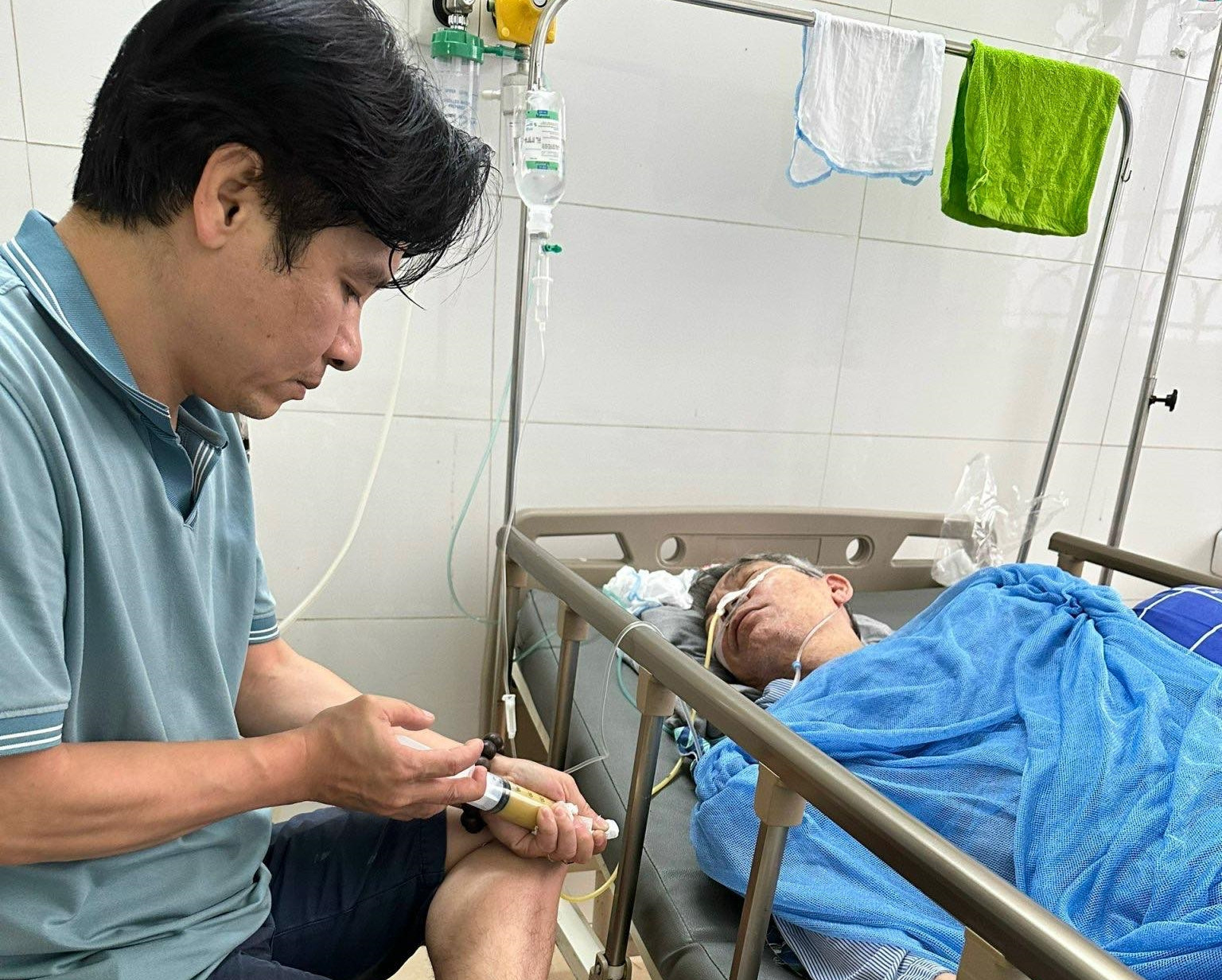 ảnh 2 con rể chăm sóc bố mẹ vợ.jpg