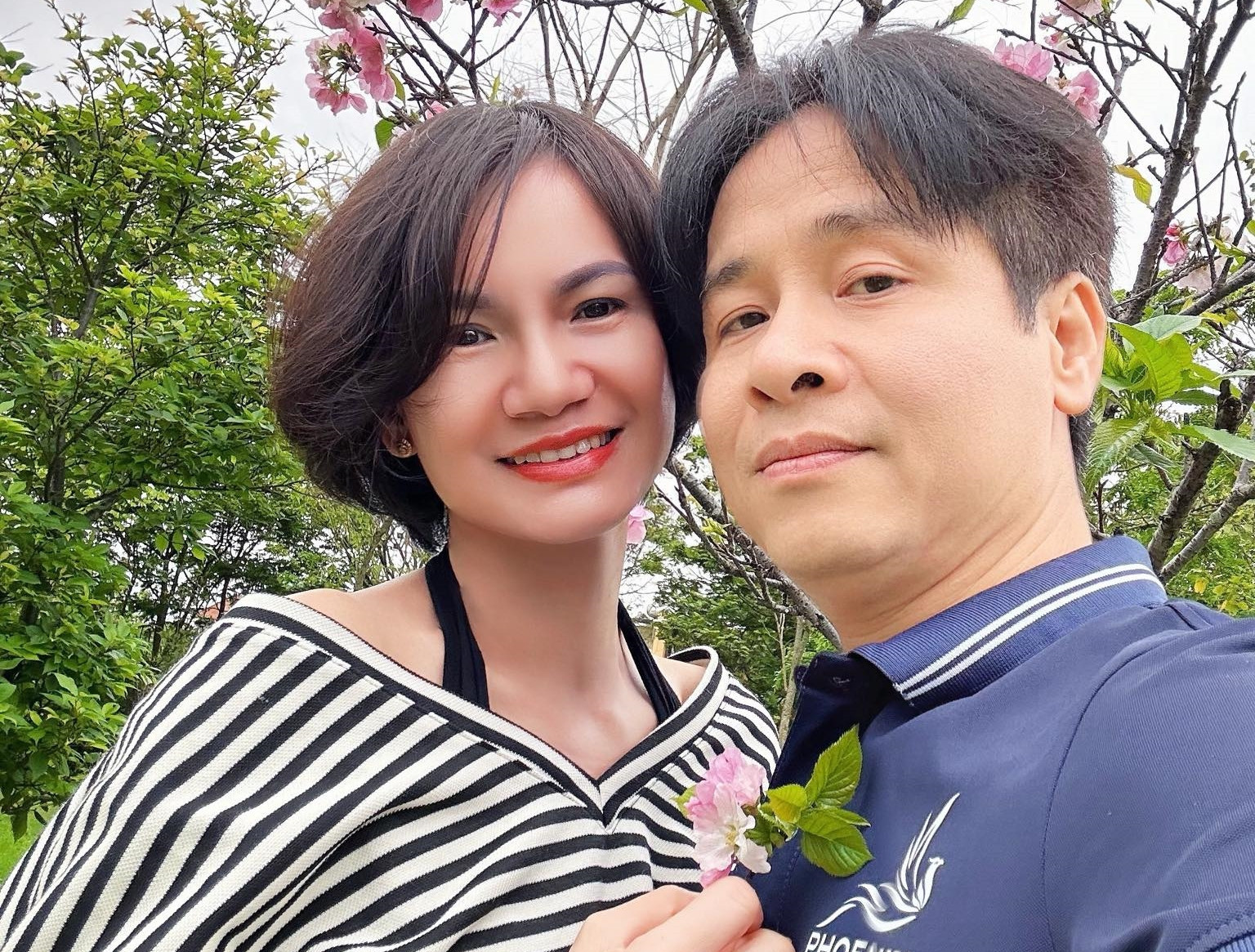 ảnh 6 con rể chăm sóc bố mẹ vợ.jpg
