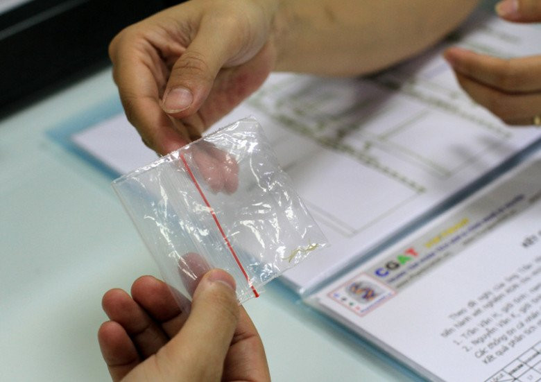 nguoi me 3 lan dua 3 nguoi dan ong khac nhau den xet nghiem adn van bo tay chua tim duoc bo cho con 20201024_chong di xet nghiem adn 2 1671787166 587 width780height551.jpg