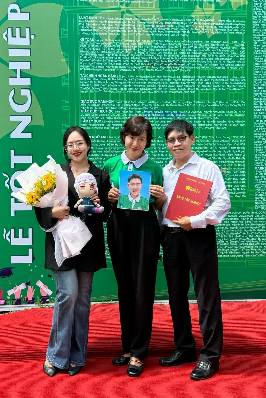 mẹ thay con nhận bằng.jpg