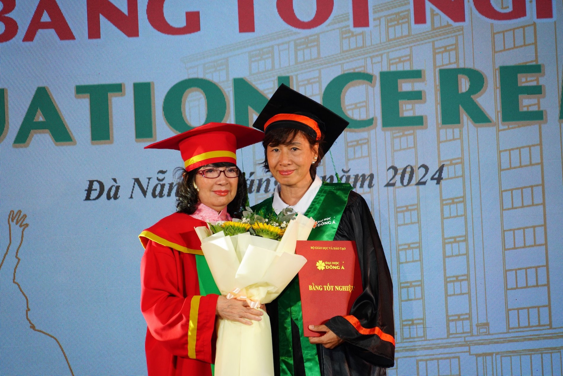 mẹ thay con nhận bằng_2.jpg