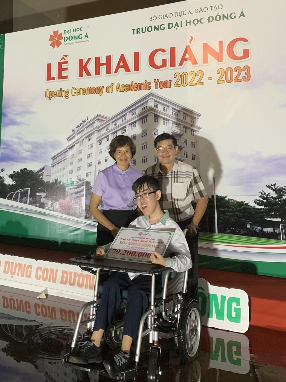 mẹ thay con nhận bằng_4.jpg