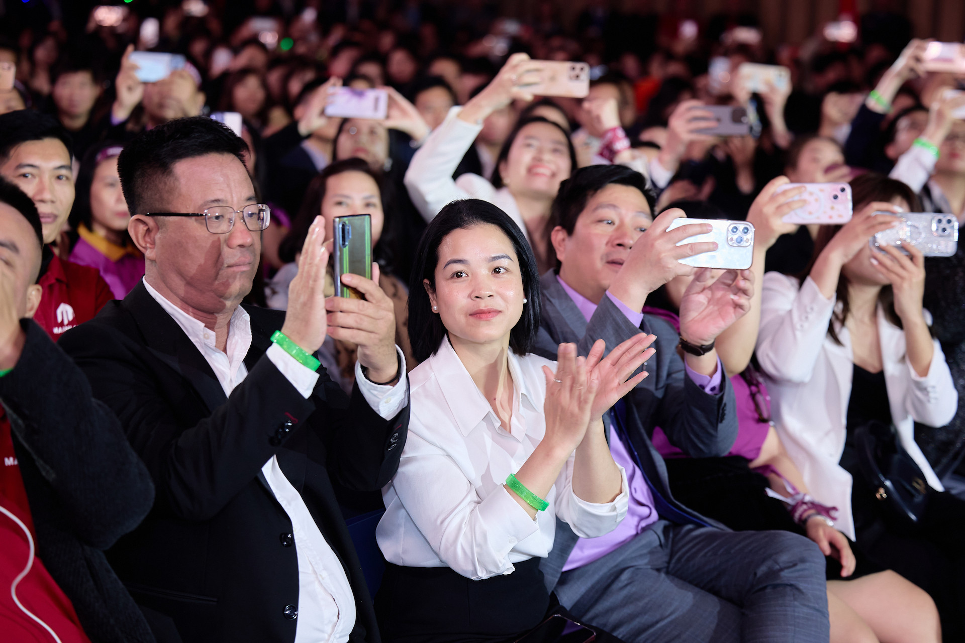 A5 Chuyên viên kinh doanh nhanh chóng chớp thông tin về dự án Vịnh trung tâm Xanh Island (2).jpg