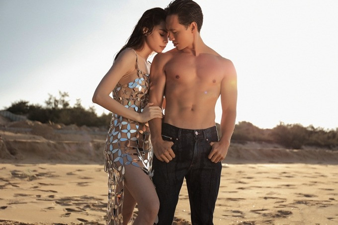 Hà Hồ Kim Lý khoe body cháy khét lẹt kỉ niệm 8 năm yêu nhau