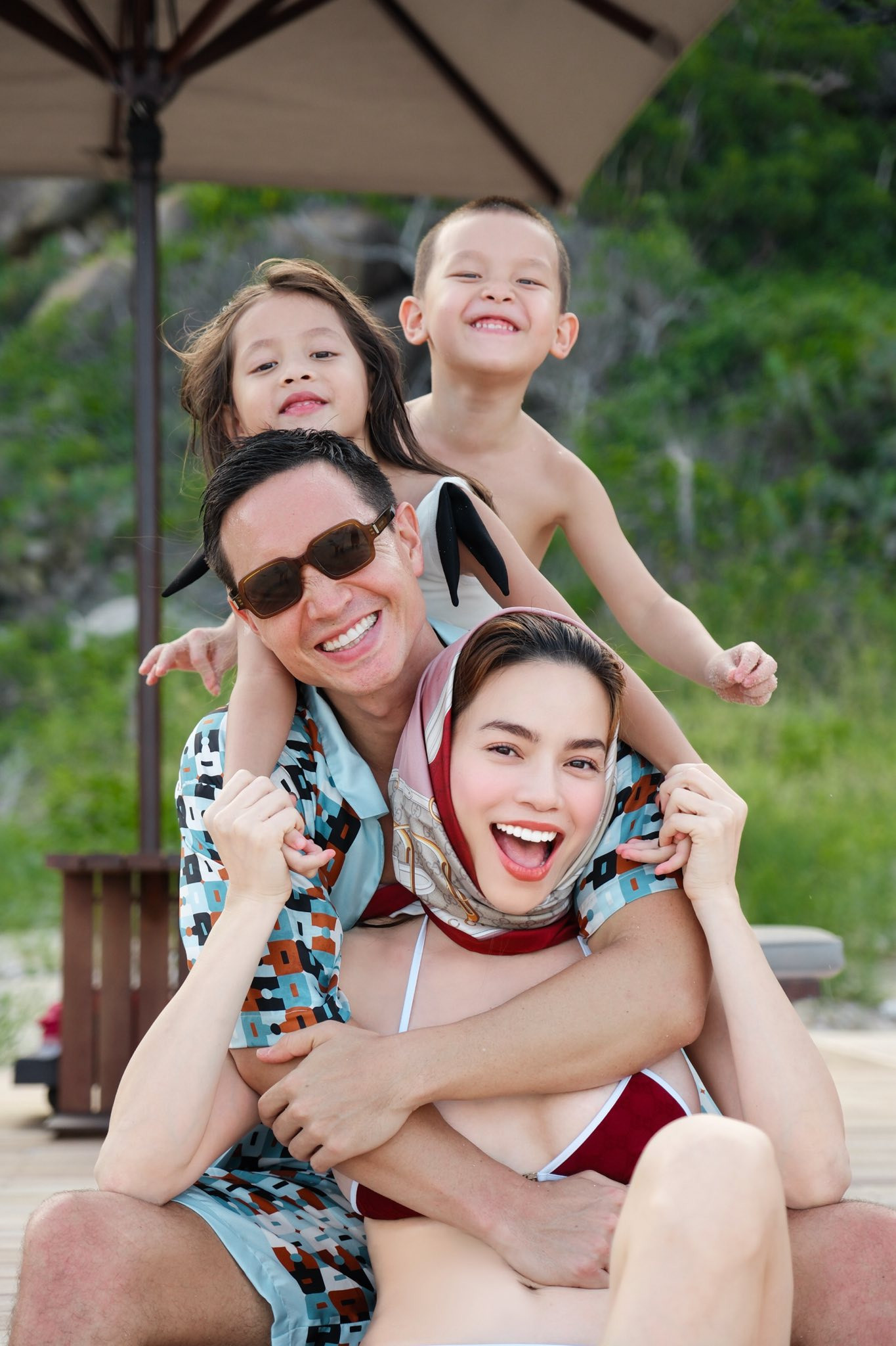 Hà Hồ Kim Lý khoe body cháy khét lẹt kỉ niệm 8 năm yêu nhau