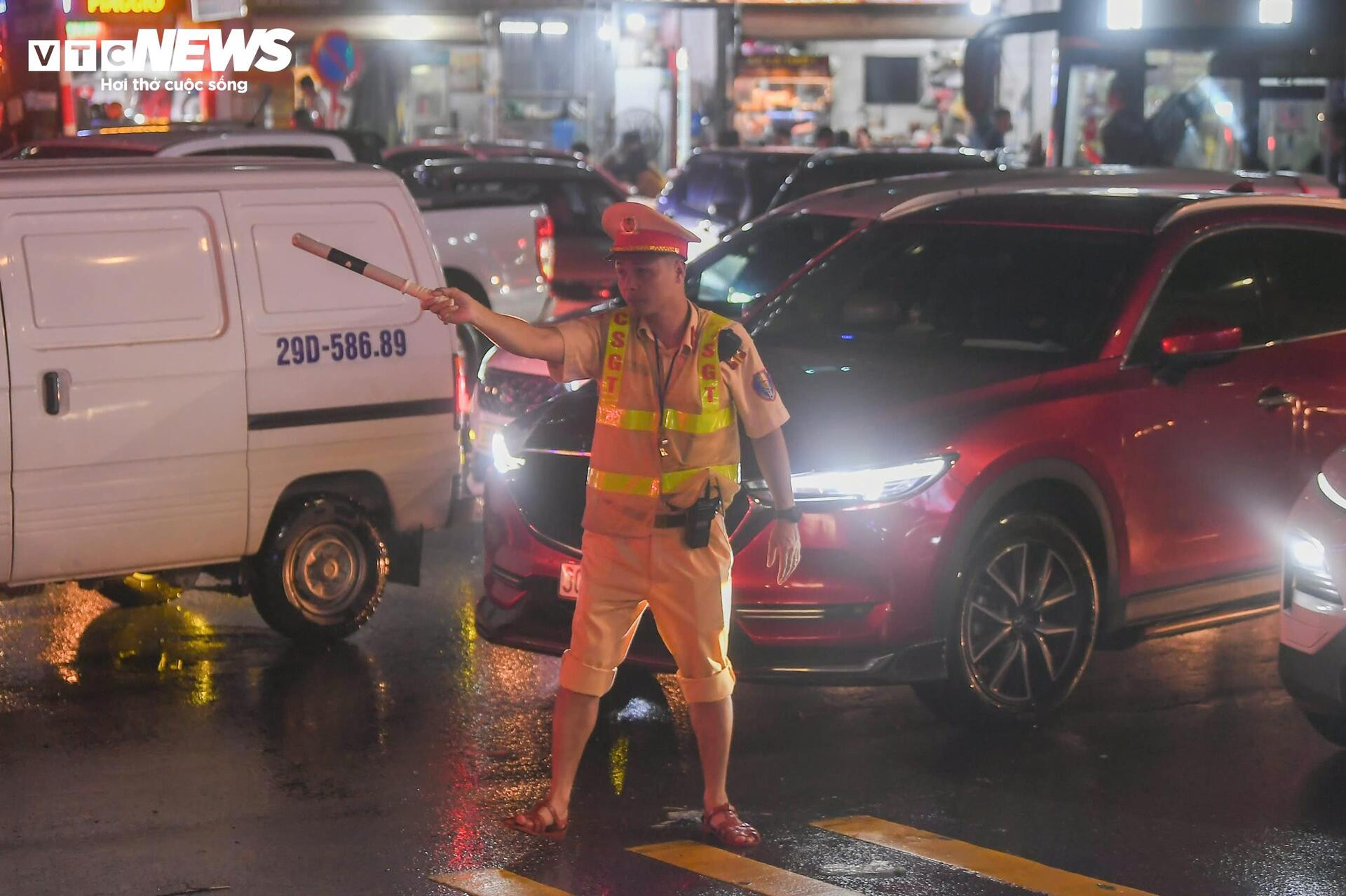 23h đêm, đường Hà Nội vẫn ken đặc xe, nhiều người cuốc bộ 6 tiếng về nhà - 11